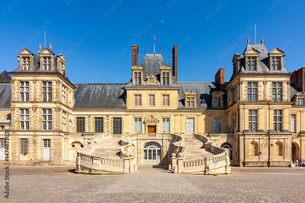 Fototapeta premium Medieval Fontainebleau palace (Chateau de Fontainebleau) in France