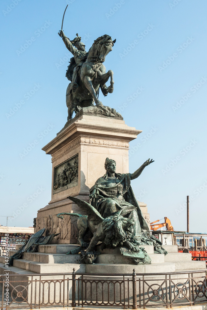 Obraz premium Monument to king Victor Immanuel II on embankment of gulf of Venice