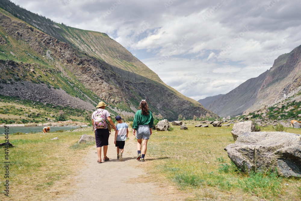 Obraz premium mother-son hiking in the mountains