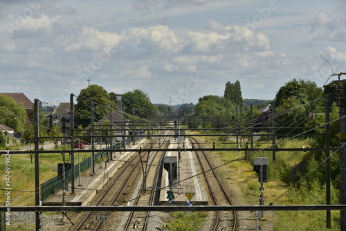 Quais de la gare d'Écaussinnes dans un environnement semi rural à Écaussinnes d'Enghien (Soignies)