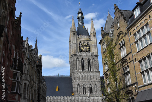 Fényképezés La grande horloge et le beffroi de la halles aux draps de Ypres en Belgique