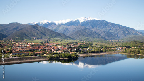 фотографія Vinça et son lac, au pied du massif du Canigou dans les pyrénées orientales