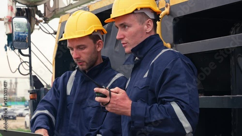 Refinery technicians in safety gear discussing coastal oil and gas pipeline project at petrochemical facility, emphasizing teamwork and safety