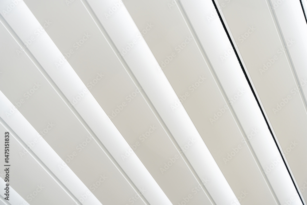 Fototapeta premium Toit de véranda qui apporte luminosité et protection à un espace intérieur ou extérieur.