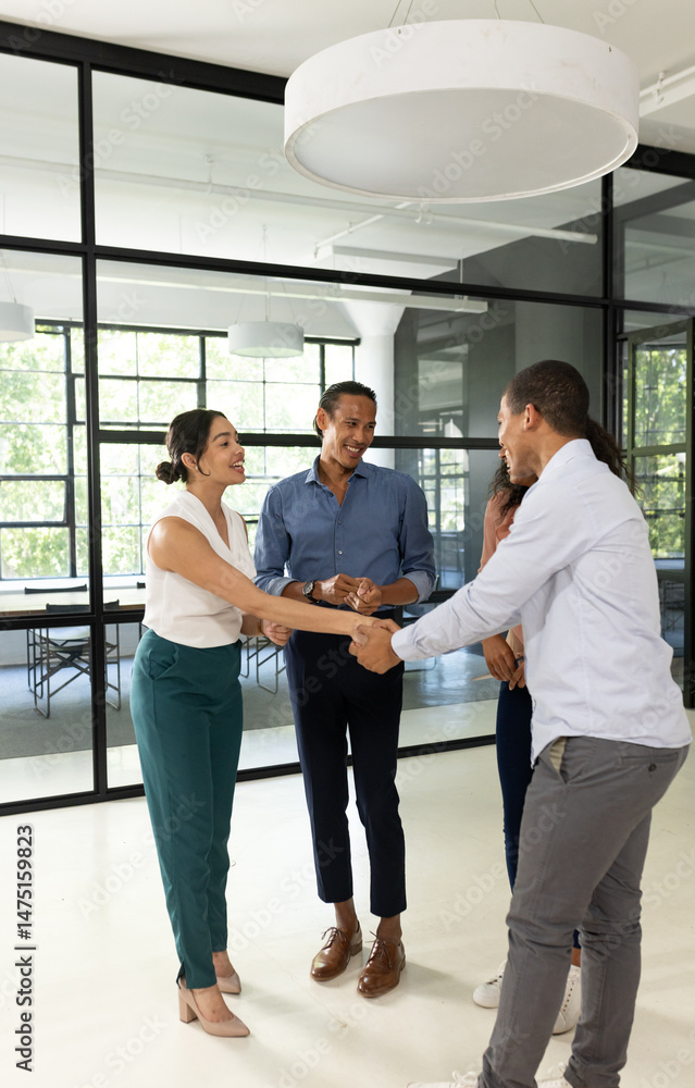 Obraz premium Business professionals in office shaking hands and smiling during meeting