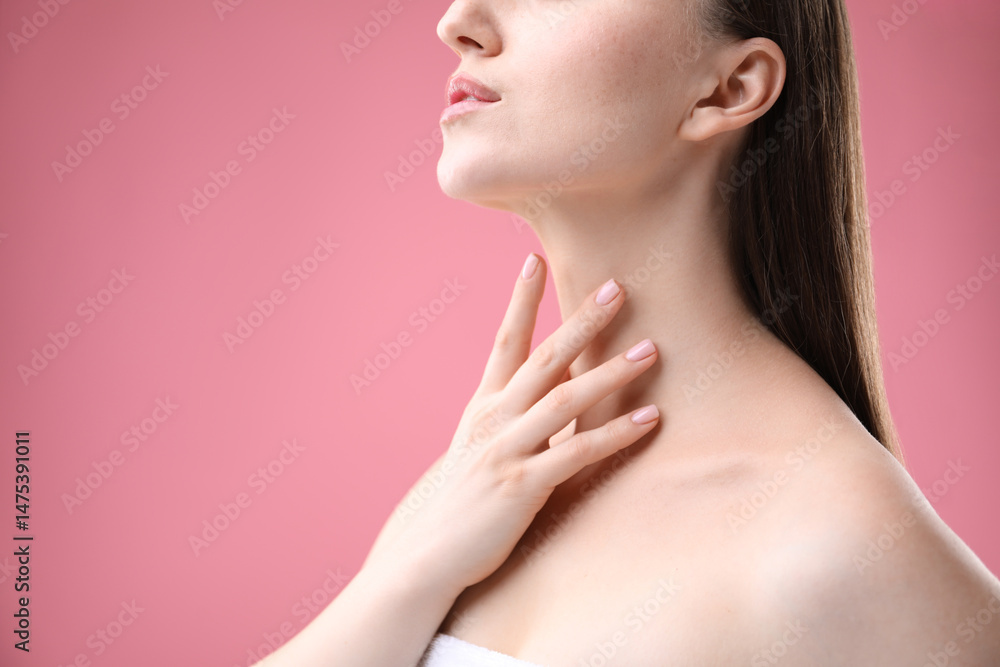 Naklejka premium Woman with beautiful collarbones and neck on pink background, closeup. Space for text