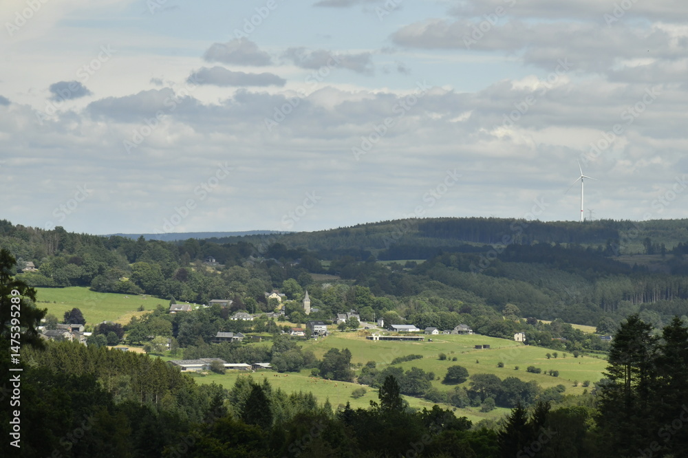 Fototapeta premium Vue panoramique du paysage de collines boisées et de champs à Bra (Lierneux)