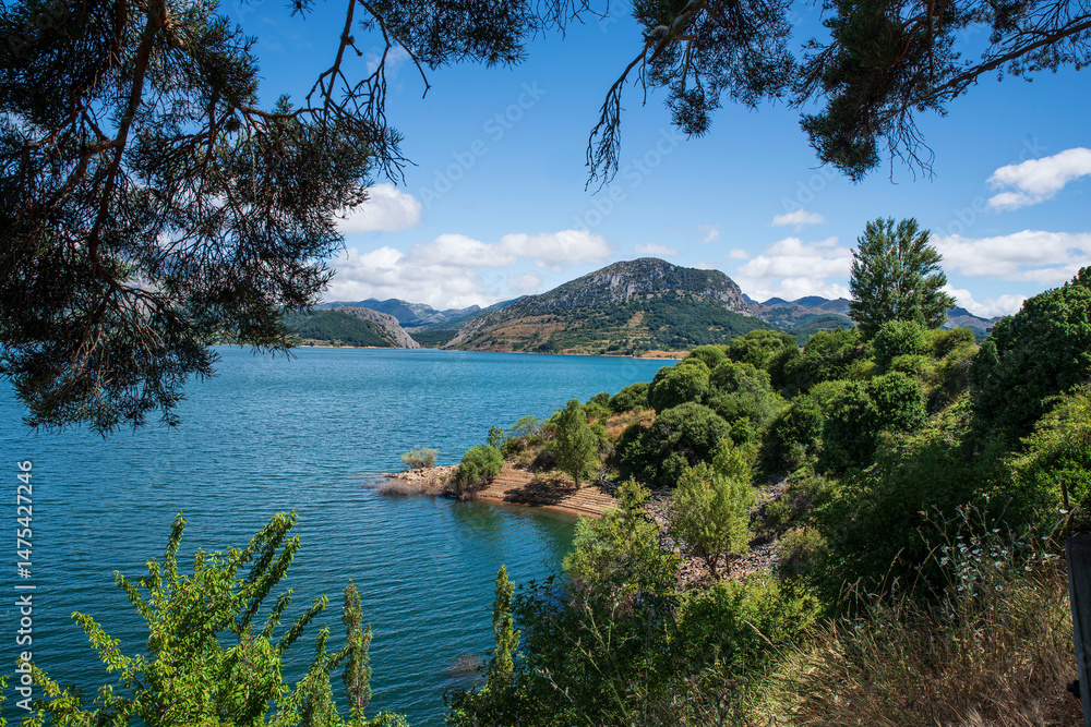 Naklejka premium Mountain lake in Spain in the Picos de Europa Park in Cantabria