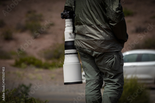 Fotografie Bird photographer with camera and 600 mm telephoto lens