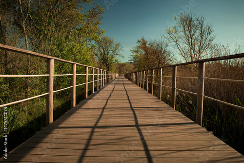 Detalhe de passadiço de madeira deck, caminho Santiago Compostela, peregrinos. Trilhos da costa.
