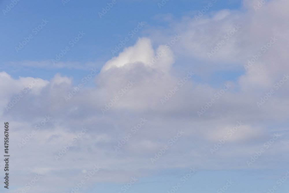 Obraz premium Bright Blue Sky with Fluffy White Clouds on a Sunny Day