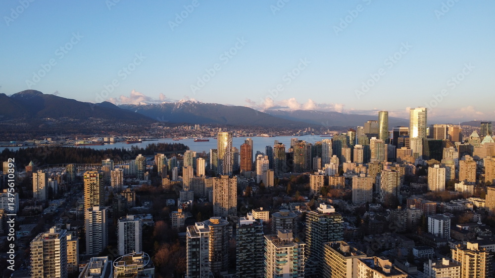 Obraz premium Vancouver City and Rocky Mountains View Looking Northeast