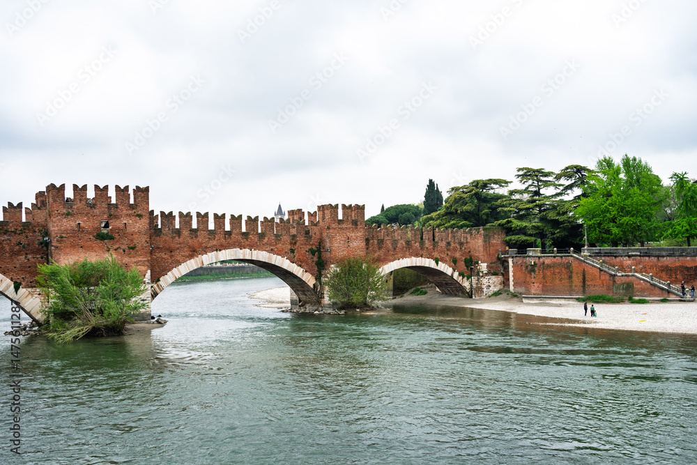 Naklejka premium bridge over the river in verona