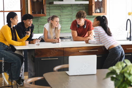 Foto Teen friends laughing and talking around kitchen island, enjoying casual gatheri