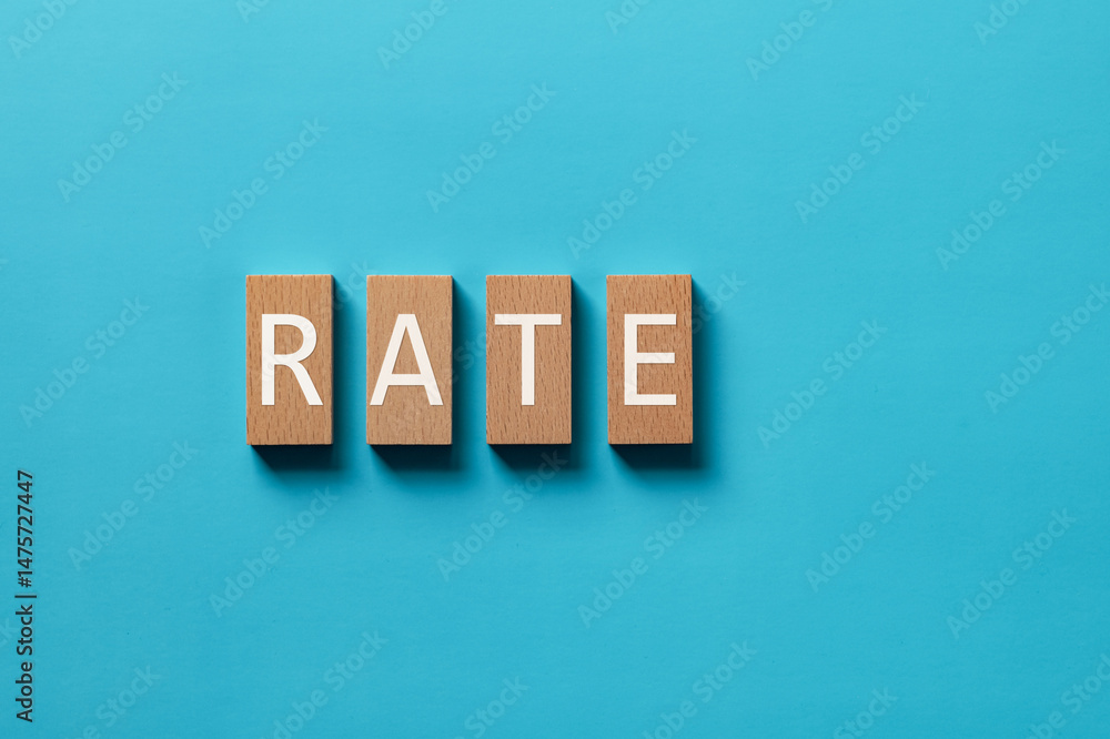 Obraz premium There is wood block with the word RATE. It is as an eye-catching image.