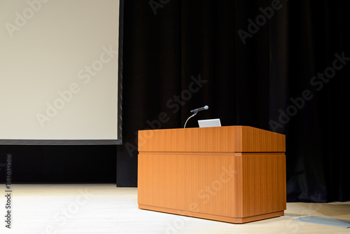 大きな会場で行う講演会やセミナー風景のイメージ