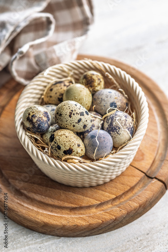 Obraz na płótnie Spotted quail eggs in bowl on kitchen table. w salonie