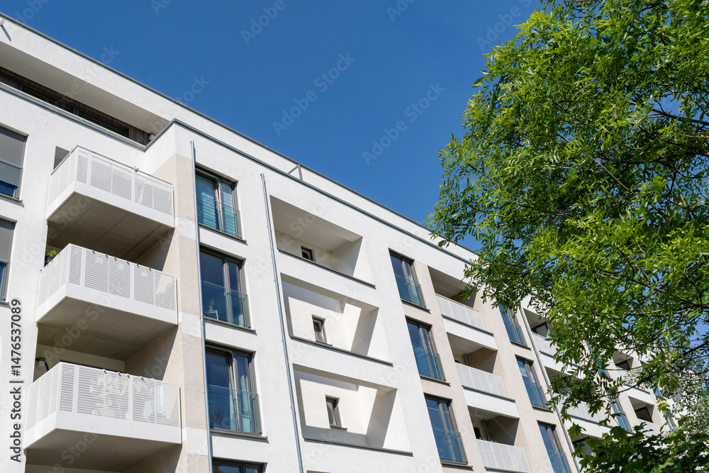 Obraz premium Modernes Mehrfamilienhaus in Deutschland