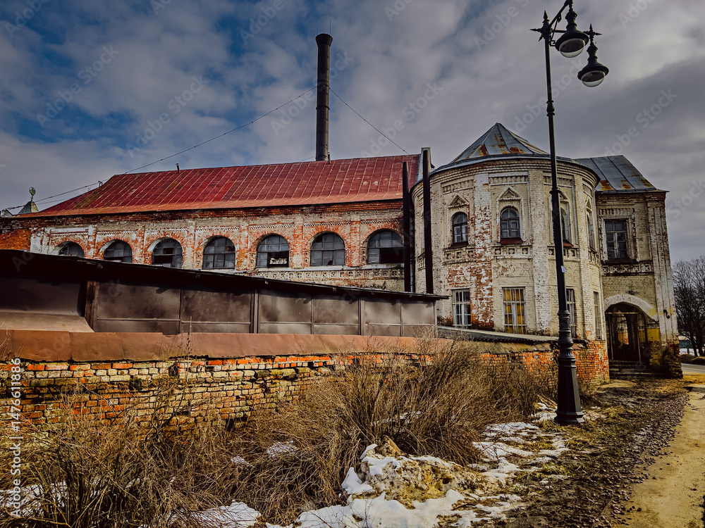 Obraz premium Russia Park. Old brick gates