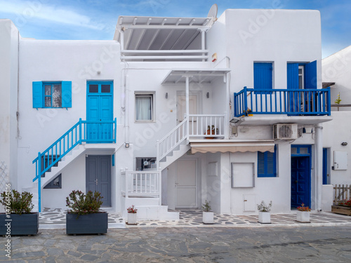 Fototapeta Naklejka Na Ścianę i Meble -  Narrow traditional streets on the island of Mykonos in Greece