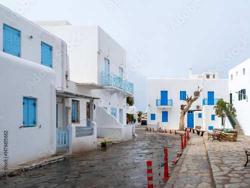 Fototapeta Naklejka Na Ścianę i Meble -  Narrow traditional streets on the island of Mykonos in Greece