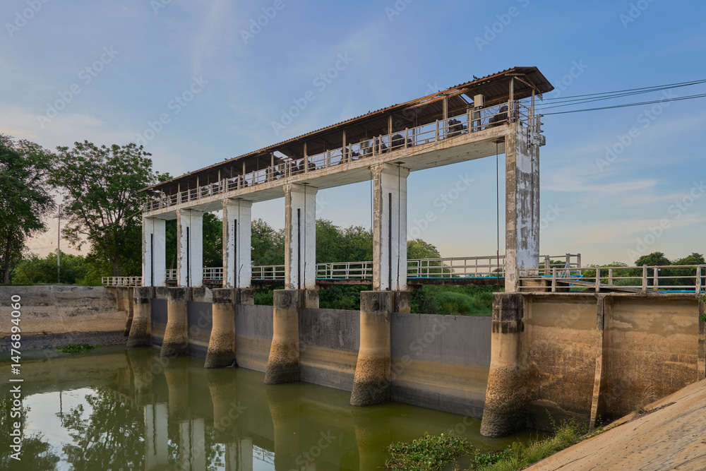 Naklejka premium Floodgates closed in small public canals