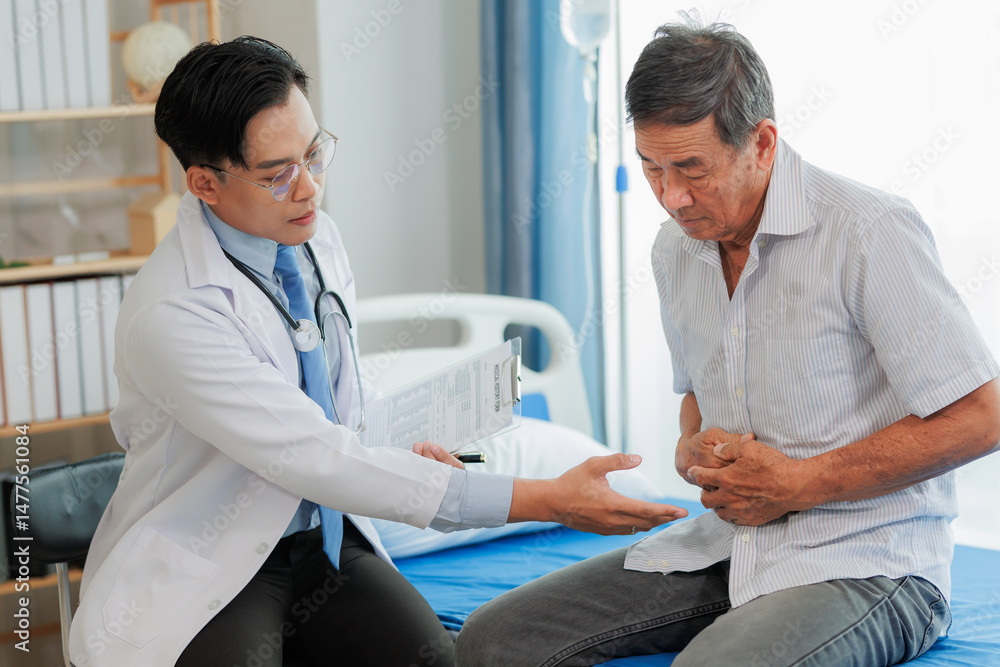 Obraz premium An elderly patient visits a clinic to consult with a medical specialist about lower abdominal pain that extends to the bladder area, seeking diagnosis and proper care.