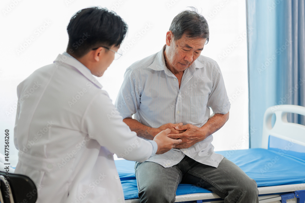 Obraz premium An elderly patient visits a clinic to consult with a medical specialist about lower abdominal pain that extends to the bladder area, seeking diagnosis and proper care.