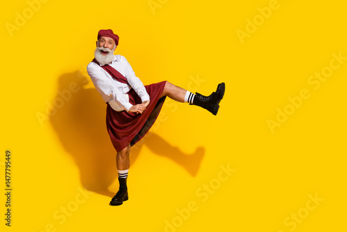 Photos Energetic elderly man in traditional Scottish kilt showing lively gestures again