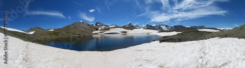 paysage de montagne avec lac panorama naturel