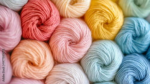 acercamiento de bolas de lana de hilo de estambre de colores claros en tonos pastel suministros para costura para tejer creaciones artesanales 