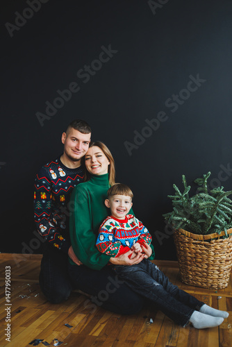 Obraz na płótnie Family Christmas Portrait A Heartwarming Celebration of Togetherness in Festive Sweaters Set Against a Dark, Elegant Background, Capturing the Essence of Holiday Cheer and Joyful Family Bonding w salonie