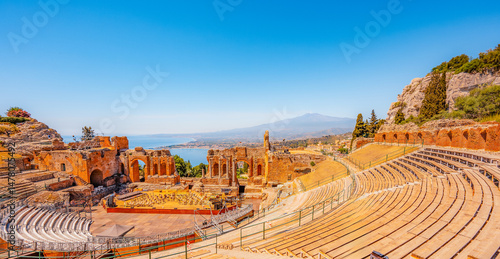 Obraz na płótnie Ancient theater of Taormina with Mount Etna in the background, Sicily, Italy w salonie