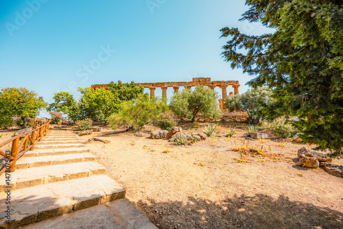 Obraz na płótnie The greek temple of Juno or Tempio di Giunone in the Valley of the Temples, Agrigento, Sicily. w salonie