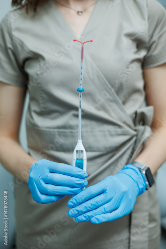 Obraz na płótnie In a clinical setting, a medical professional firmly holds a syringe, highlighting the vital importance of following safety and sanitation measures during injections to ensure patient wellbeing w salonie
