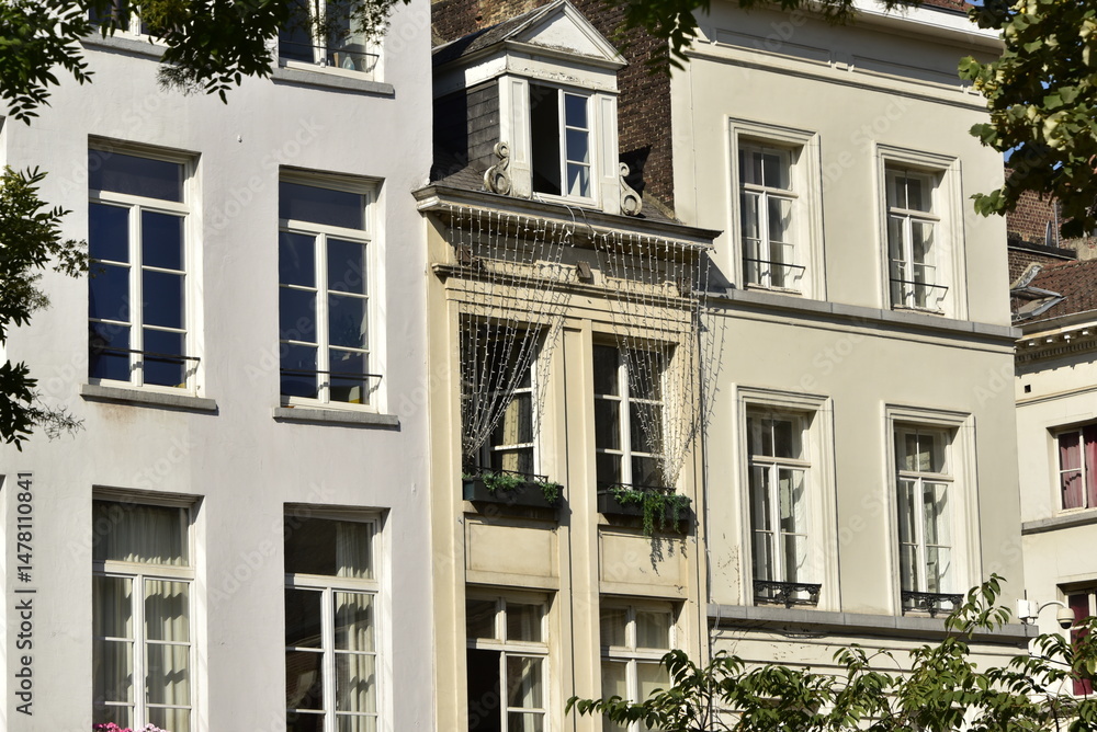 Fototapeta premium Façades de style Néo-Classique avec ses balcons des immeubles au centre historique de Bruxelles 