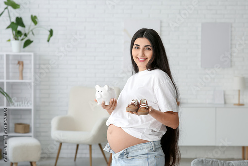 Happy pregnant woman holdin...