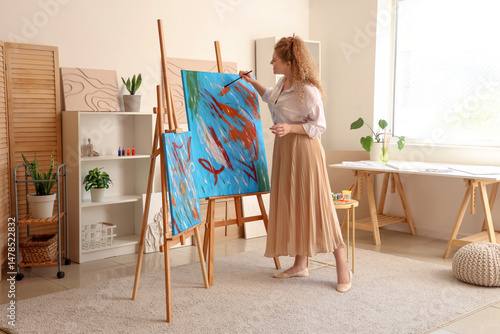 Beautiful artist painting o...