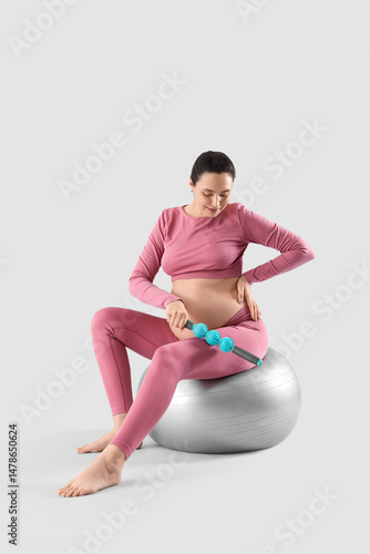 Sporty pregnant woman massa...