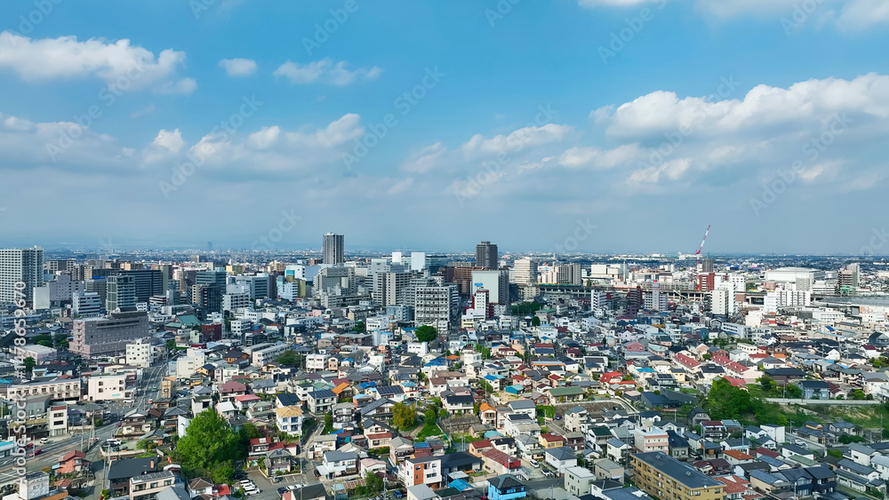 Naklejka premium 現代都市と青空の空撮風景