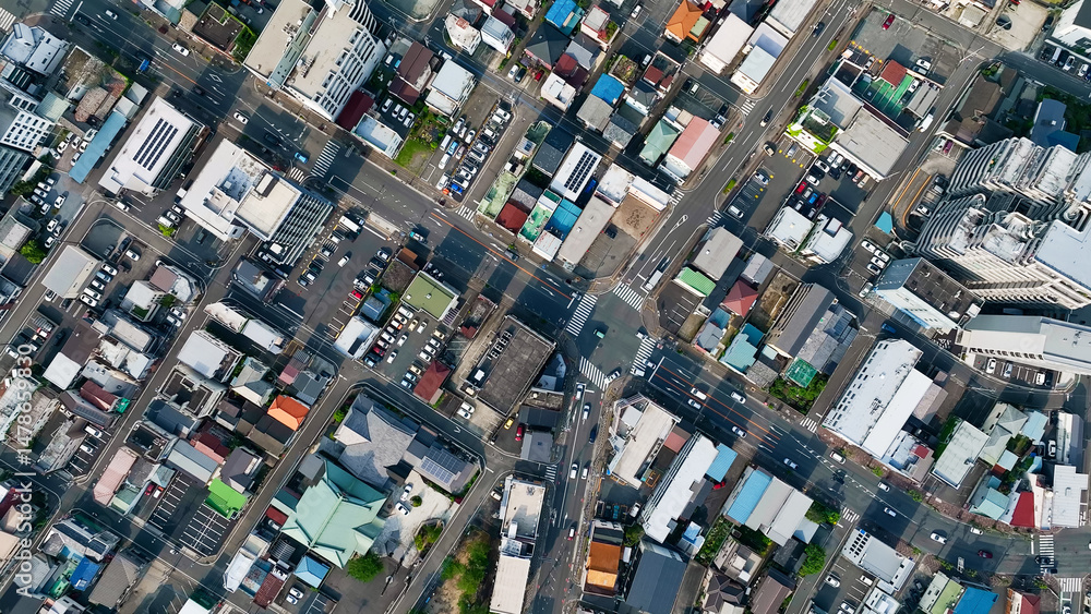 Obraz premium 現代都市と道路の真俯瞰空撮風景