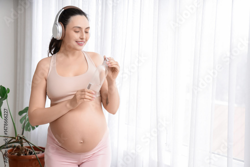 Sporty pregnant woman in he...