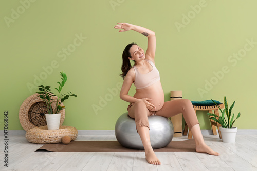 Sporty pregnant woman stret...