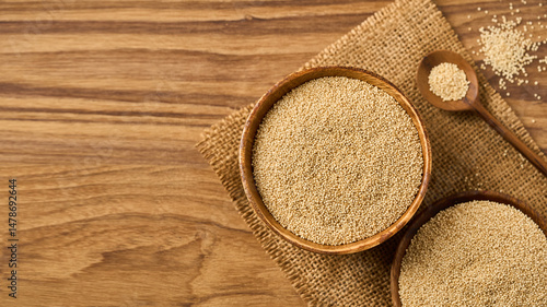 Foto flat lay pile of amaranth seed grain whole in wood bowl on wooden table homemade