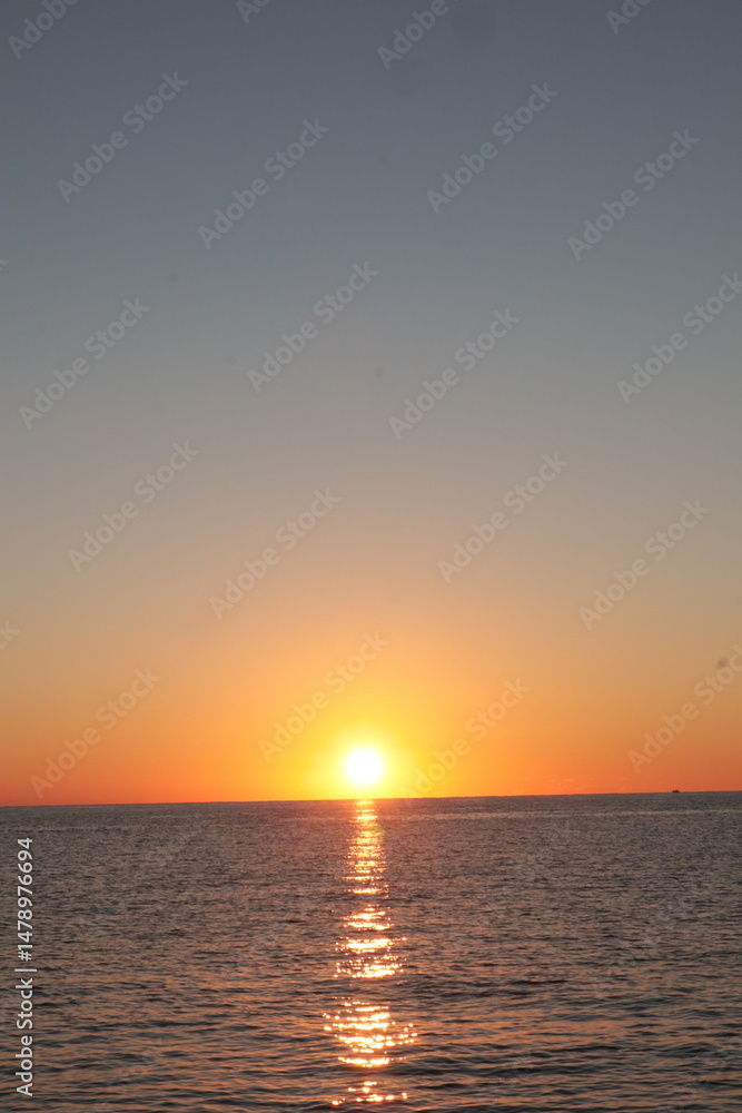 Fototapeta premium 牛深 夕陽 漁船 縦構図