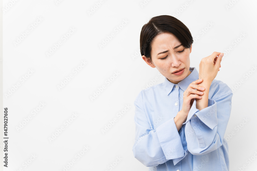 長袖シャツを着ている女性 長袖シャツを着ている女性
