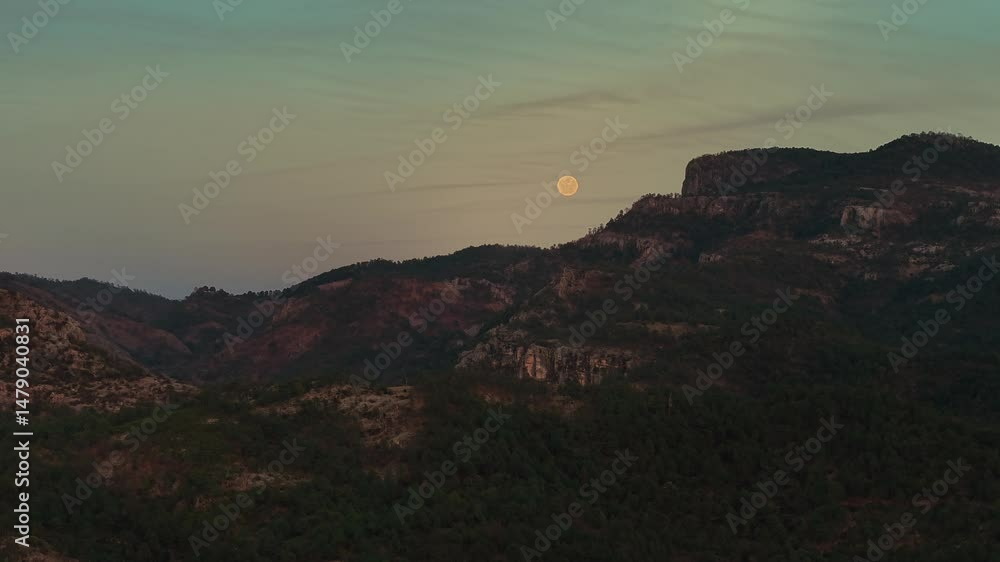 Luna llena en el atardecer de la sierra tarahumara en municipio de Cerocahui, Chihuahua Luna llena en el atardecer de la sierra tarahumara en municipio de Cerocahui, Chihuahua