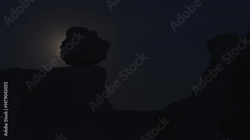 Silueta de una barranca con la luna llena en la sierra de Chihuahua, barrancas del cobre