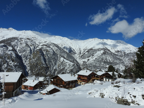 Schneebedeckte Chalets in Gasenried bei Grächen in der Wintersaison