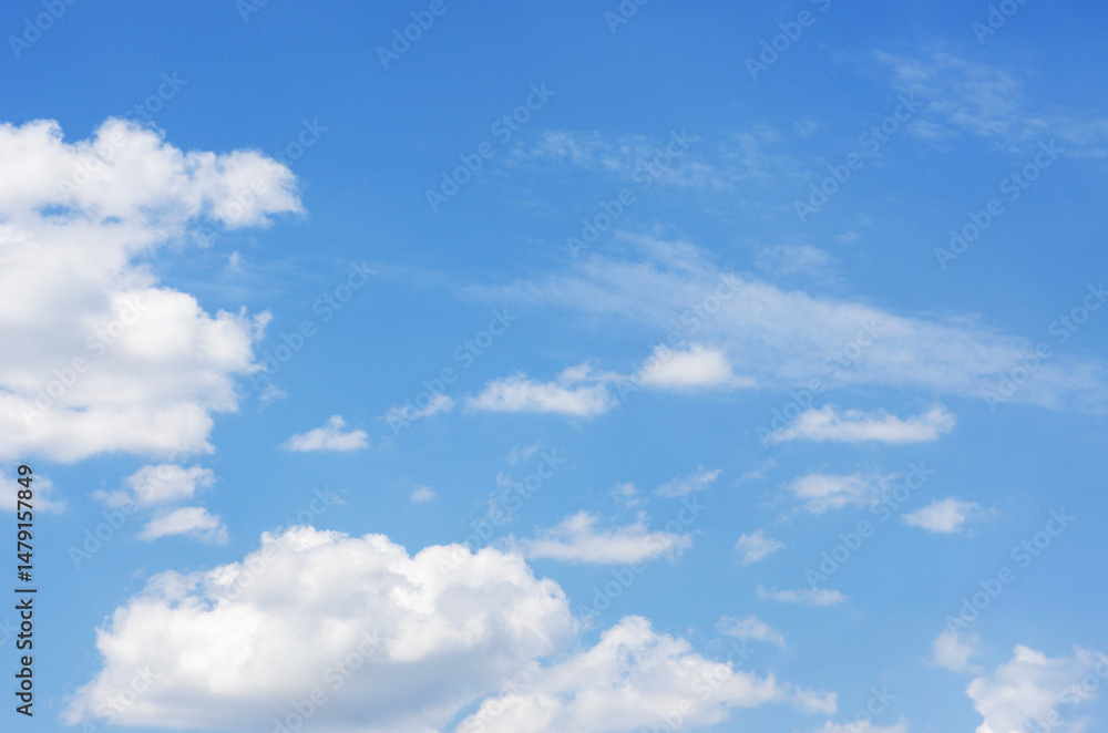 Obraz premium White clouds in blue sky